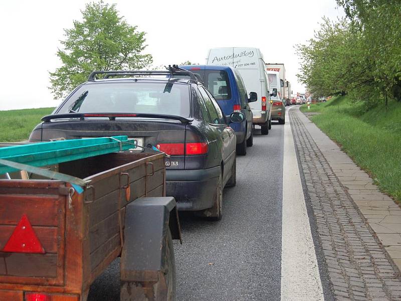 Na připojení obchvatu pracuje u Bánova čtveřice stavebních strojů a 23 dělníků. Tvoří se však dlouhé kolony.