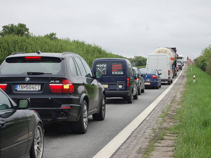 Na připojení obchvatu pracuje u Bánova čtveřice stavebních strojů a 23 dělníků. Tvoří se však dlouhé kolony.