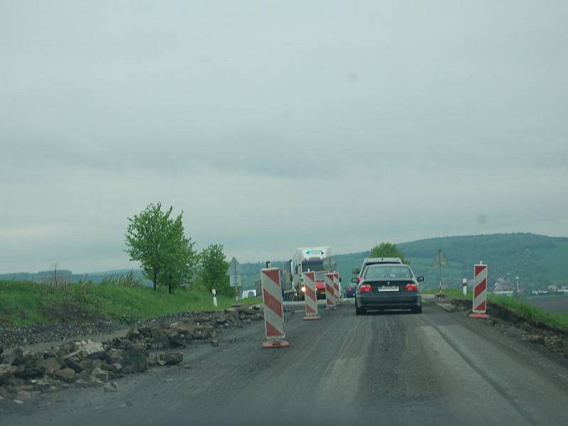 Na připojení obchvatu pracuje u Bánova čtveřice stavebních strojů a 23 dělníků. Tvoří se však dlouhé kolony.