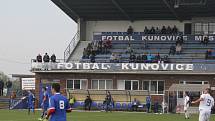 Fotbalisté Kunovic (modré dresy) v 11. kole krajské I. A třídy skupiny B i bez omluveného trenéra Chaloupky zdolali Těšnovice 2:1.