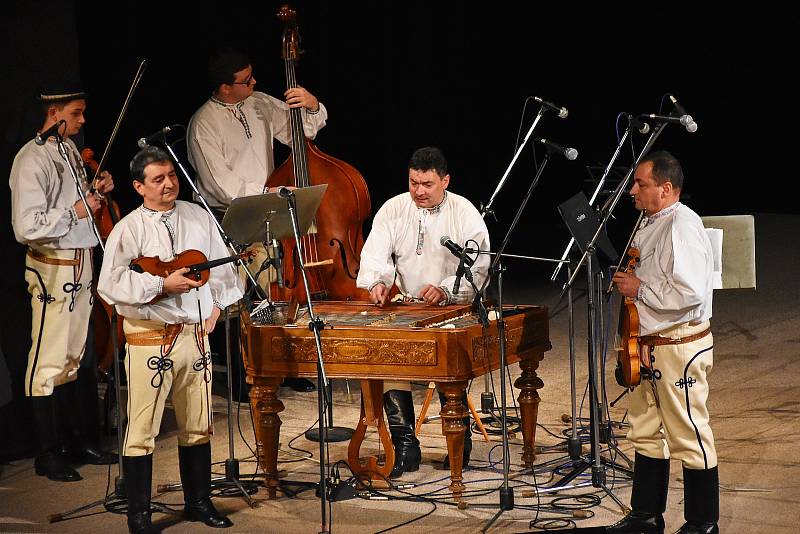 Už pošestnácté se v brodském Domě kultury konal v sobotu 17. listopadu pořad Legendy moravského folkloru. Na pódiu stanuly muzikantské rody Bruštíků, Málků, Škubalů a Petrů. Hostem večera byl rod Dudíků ze Slovenska.