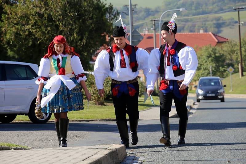 Komunální volby 2018. Hodová chasa volí v ZŠ v Popovicích.