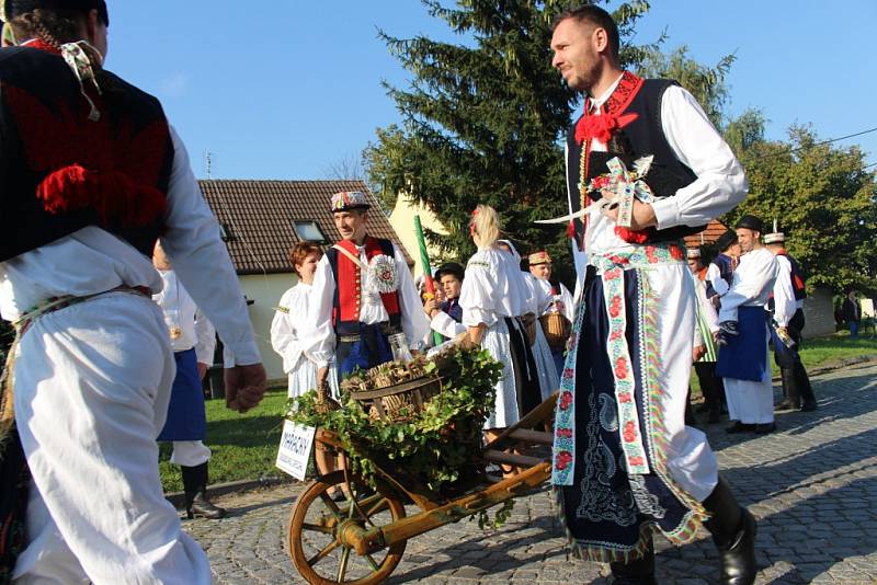 Průvod krojovaných na Slavnostech vína 2015.