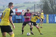 Fotbalisté Strání (žluté dresy) v posledním letošním domácím zápase zdolali Skaštice 2:0.