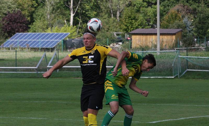 Fotbalisté Strání (černožluté dresy) v sobotním domácím hodovém duelu přehráli Napajedla 3:0.