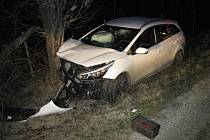 Řidič u Suché Lozi v pátečním večeru vyjel z vozovky a se svým autem narazil přímo do stromu.