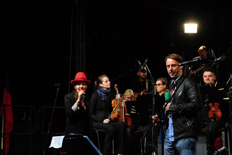 Den města ukončil koncert F-durr Jazzbandu a Slováckého komorního orchestru.