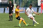 Fotbalisté Slovácka B (v bílých dresech) hráli v Kunovicích s Hlučínem 0:0.