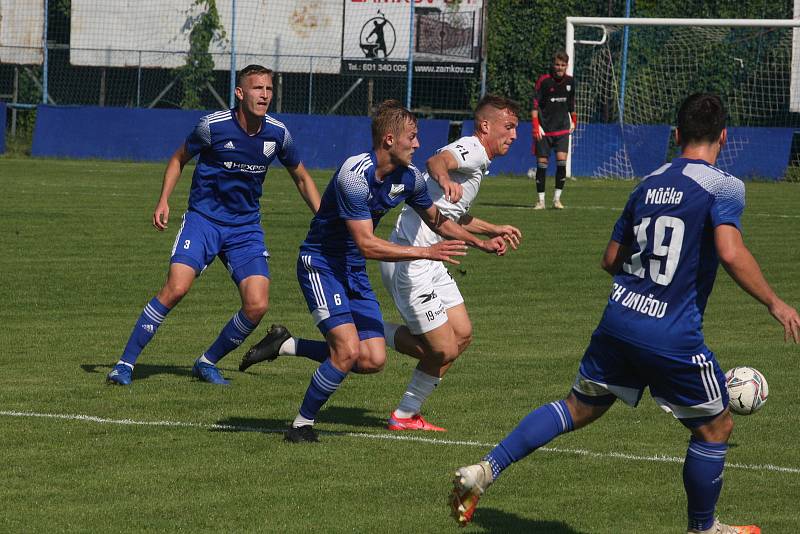 Fotbalisté Slovácka B (bílé dresy) v 6. kole MSFL podlehli Uničovu 1:2.