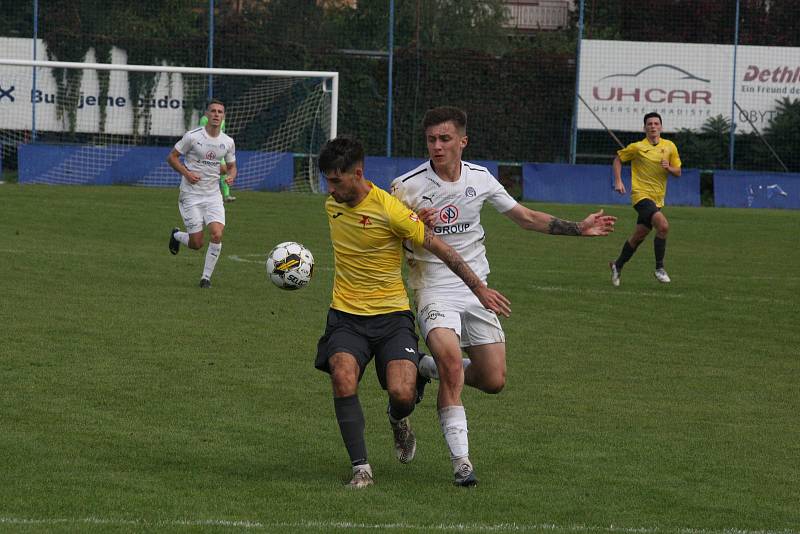 Fotbalisté Kroměříže (žluté dresy) remizovali v Kunovicích s domácím Slováckem B 3:3.