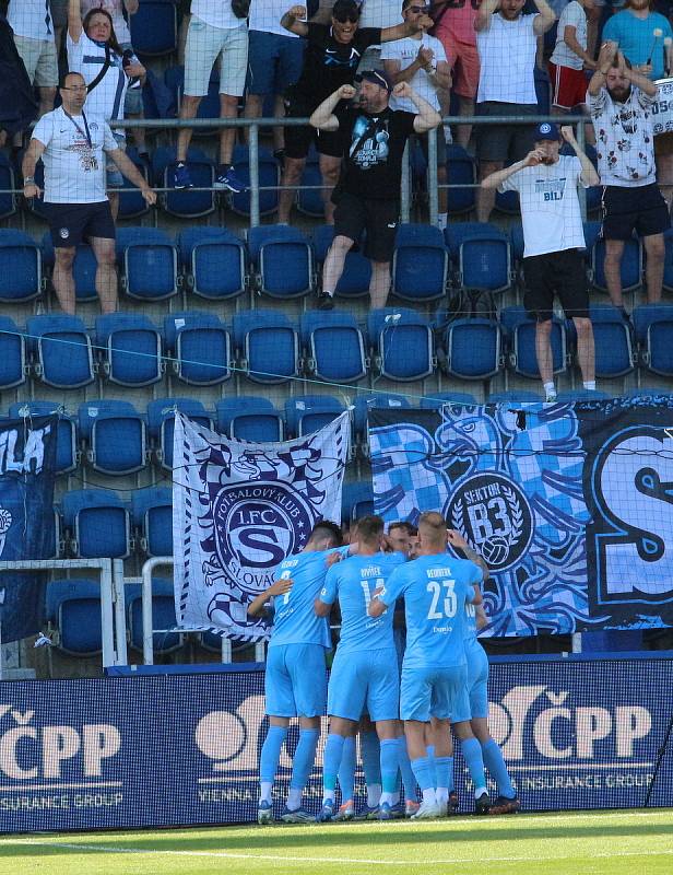 Fotbalisté Slovácka (modré dresy) zakončili sezonu v neděli doma proti Hradci Králové.