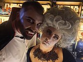 Video: Halloween v Hradišti: v La Rosco baru řádili Drákula s šíleným chirurgem i krvavou zdravotní sestrou
