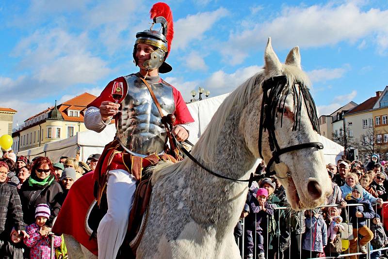 V Hradišti požehnali Svatomartinským vínům. Svatý Martin přijel na Masarykovo náměstí na koni a podělil se o svůj plášť  se žebrákem...