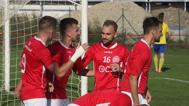 Fotbalisté Uherského Brodu (červené dresy) doma zvítězili i nad Vratimovem. 