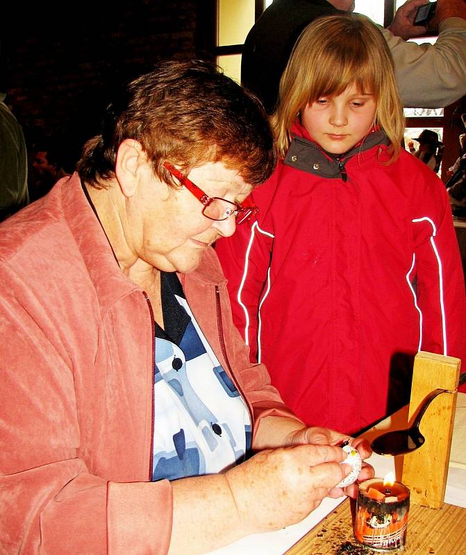 Navzdory koronaviru tvoří Marie Vlčková batikované kraslice celý rok.
