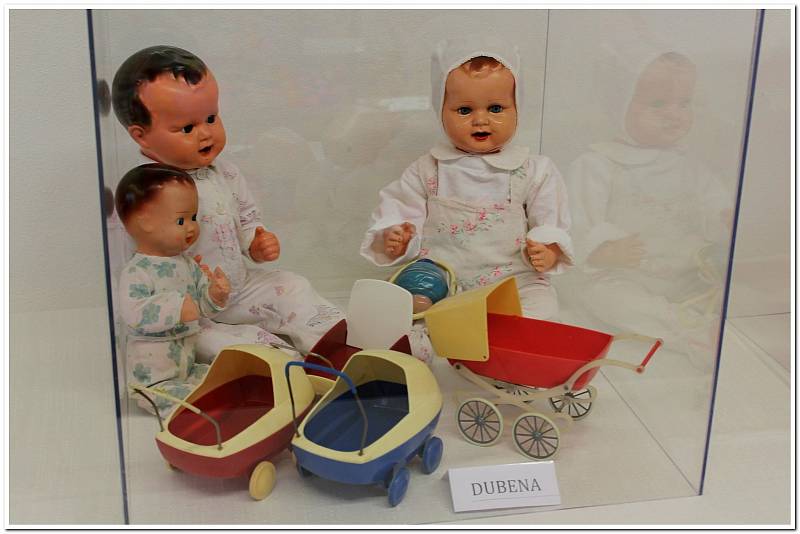 Hračky na výstavě ve Velehradě odrážejí svět dětí i dospělých.