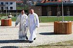 Na šest stovek kněží ze všech diecézí Česka, což je jedna třetina těch, kteří v naší vlasti působí, se včera sjelo do Velehradu na mši svatou, které se zúčastnil kardinál Dominik Duka.