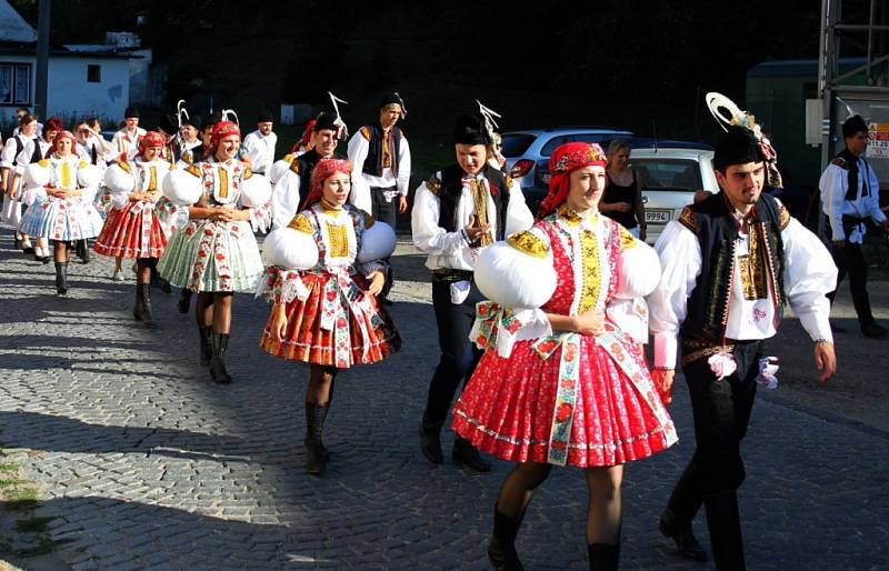 V PLNÉ KRÁSE. Letošní jankovické hody měly všechno, co k nim patří. Stárky, práva, muziky, tance i kladení věnců k památníku padlých.