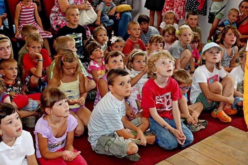 LOUTKOHEREC. Víťa Marčík mladší dokázal pobavit malé i dospělé diváky. Ti mu tleskali i mávali.