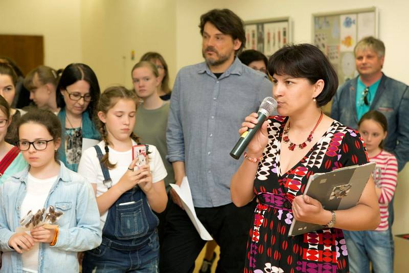 Výstava absolventů Základní umělecké školy Uherské Hradiště odstartovala vernisáží v úterý 16. května.