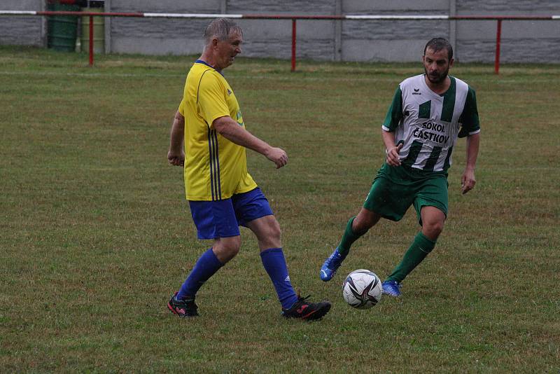 Fotbalisté Částkova (zelenobílé dresy) v rámci oslav výročí 80. let vyzvali starou gardu ligového Zlína.