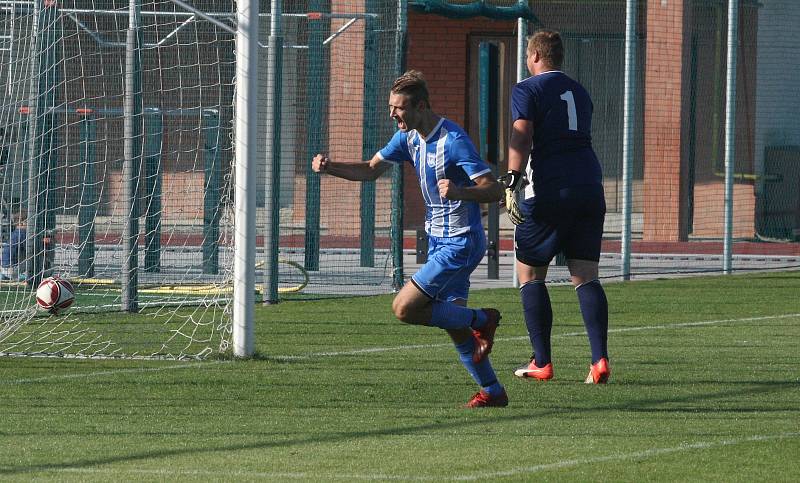 Fotbalisté Hluku (modrobílé dresy) doma ztratili vedení 2:0, s Bojkovicemi hráli nerozhodně.