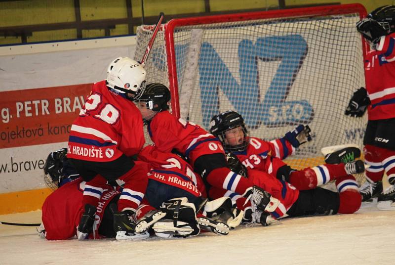 Druháci HC Uherské Hradiště se představili na turnaji ve Vsetíně, kde se utkali s domácími týmy a Brumovem. Všechny zápasy s velkým přehledem vyhráli.