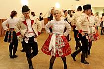 Nejen při moravské besedě vynikly v Kudlovicích pestrobarevné slavnostní lidové oděvy tanečnic a tanečníků. 