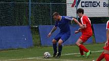 Fotbalisté Kunovic (modré dresy) ve 3. kole krajské I. A třídy skupiny B podlehli Újezdci 1:4.