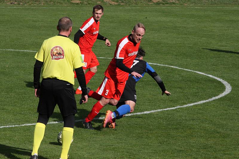 Fotbalisté vedoucích Osvětiman (červené dresy) v 18. kole krajské I. A třídy skupiny B porazili Šumice 2:0.