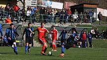 Fotbalisté vedoucích Osvětiman (červené dresy) v 18. kole krajské I. A třídy skupiny B porazili Šumice 2:0.
