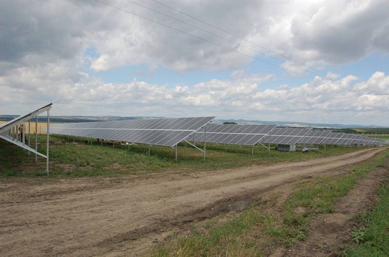 Solární elektrárna s výkonem 1,6 megawattu zabírá v Ostrožské Lhotě plochu čtyř a půl hektarů.