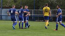 Fotbalisté Starého Města (žluté dresy) prohrály v semifinále Poháru Zlínského KFS s Morkovicemi 3:5.