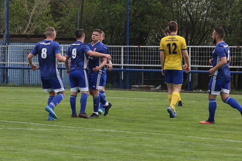 Fotbalisté Starého Města (žluté dresy) prohrály v semifinále Poháru Zlínského KFS s Morkovicemi 3:5.