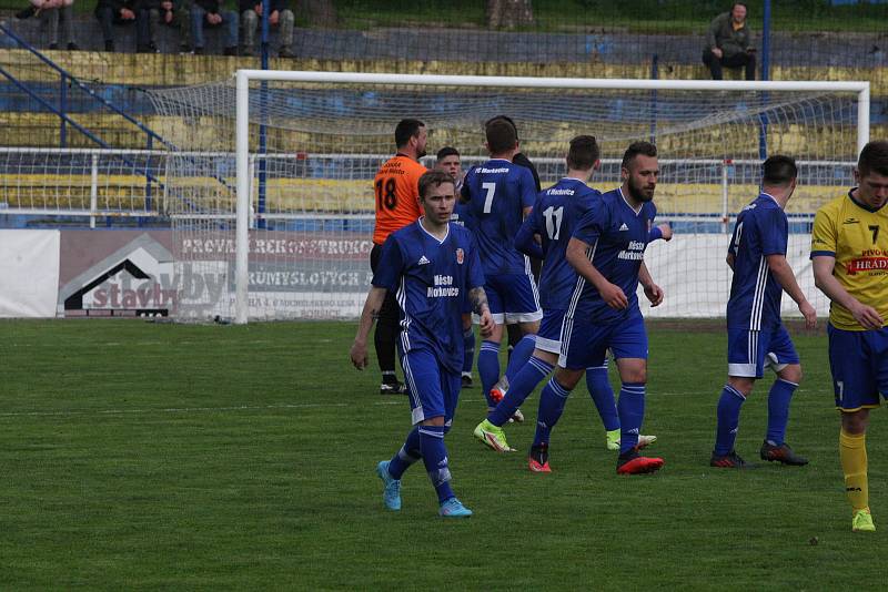 Fotbalisté Starého Města (žluté dresy) prohrály v semifinále Poháru Zlínského KFS s Morkovicemi 3:5.