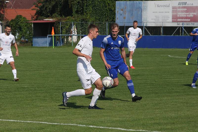 Fotbalisté Slovácka B (bílé dresy) v 6. kole MSFL podlehli Uničovu 1:2.