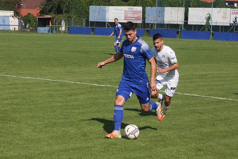 Fotbalisté Slovácka B (bílé dresy) v 6. kole MSFL podlehli Uničovu 1:2.