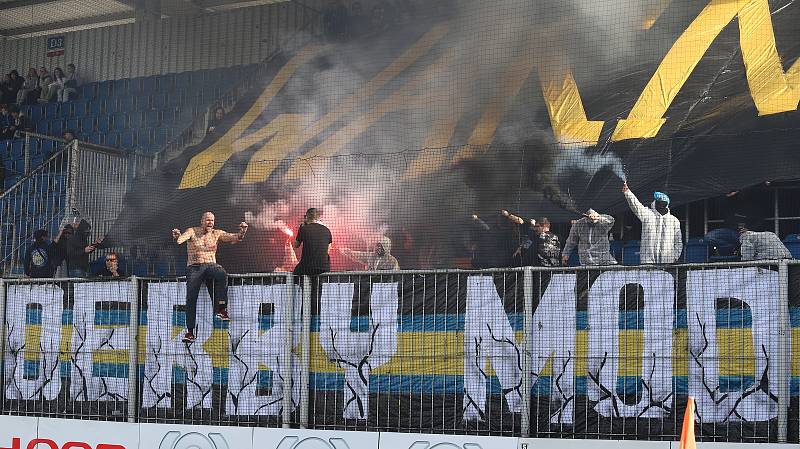 Fotbalisté Slovácka ve 24. kole FORTUNA:LIGY hostili sousední Zlín. Fanoušci FC Trinity Zlín na sebe několikrát nevhodně upozornili. Pyrotechnika byla v permanenci.