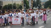 Slavnostní průvod počítal s více než třemi tisíci krojovanými. Ty neodradila ani nepříznivá předpověď počasí.