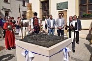 Bronzová plastika města z dob života Komenského zdobí prostor před radnicí v Uherském Brodě. Slavnostně ji odhalili v pátek 11. června.