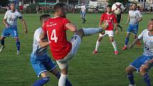 Fotbalisté Uherského Brodu (červené dresy) porazili v 1. kole MOL Cupu Viktorii Otrokovice 2:1 po prodloužení.