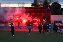 Fotbalisté Uherského Brodu (červené dresy) v posledním podzimním zápase MSFL podlehli Hodonínu 1:2.