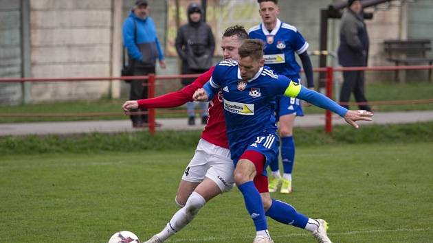 Fotbalisté Uherského Brodu (červené dresy) na úvod sezony zdolali Velké Meziříčí 2:1.