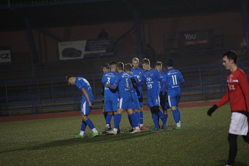 Fotbalisté Uherského Brodu (červené dresy) v přípravném zápase podlehli dorostu Baníku Ostrava 0:7.