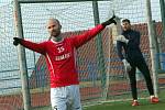 Fotbalisté Uherského Brodu (červené dresy) na závěr čtyřdenního soustředění zdolali starší dorost Slovácka 2:0.