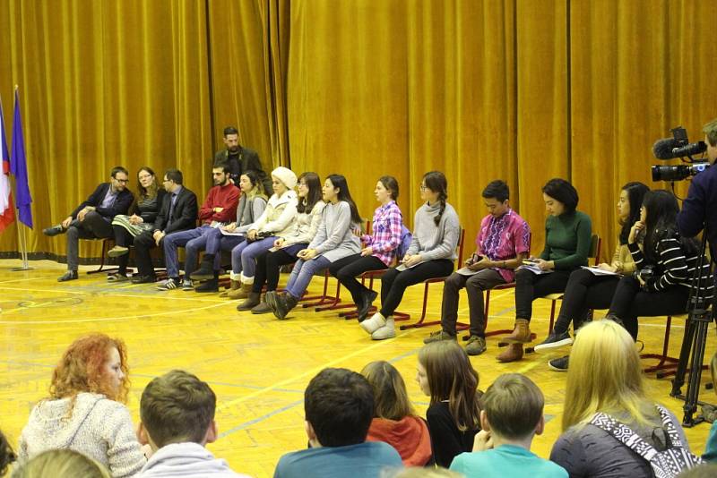 Žáci i kantoři ze Základní školy UNESCO v Uherském Hradišti v pondělí 15. února přivítali jedenáct zahraničních studentů z celého světa. 