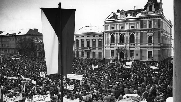 Manifestační dvouhodinová generální stávka 27. listopadu 1989 na tehdejším Gottwaldově náměstí. 