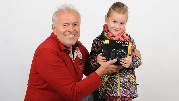 Vítězka soutěže Dítě Slováckých novin Terezka Beníčková přebírá cenu, fotoaparát Nikon, od šéfa firmy AZP Foto Polášek Zdeňka Poláška.