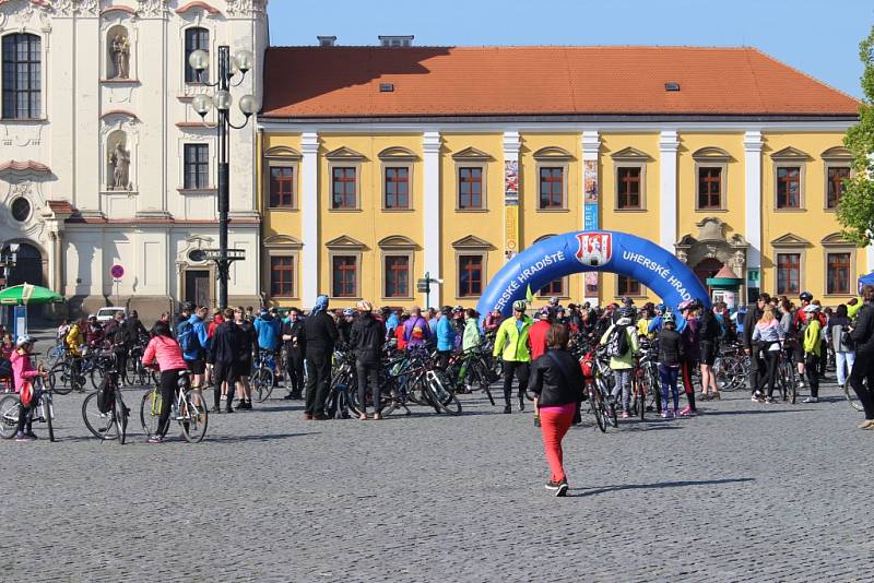 Kolem jednoho tisíce cyklistů se 30. dubna vydalo na výlet po šesti připravených stezkách Slovácka.