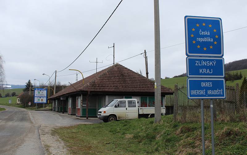 Prohlídka Březové, vesnice pod Velkým Lopeníkem na moravsko-slovenském pomezí. Hraniční přechod se Slovenskem